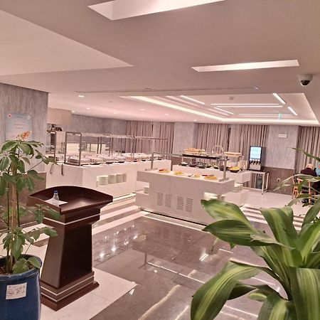 Maden Alrawda Hotel Medina Buitenkant foto The lounge at the airport