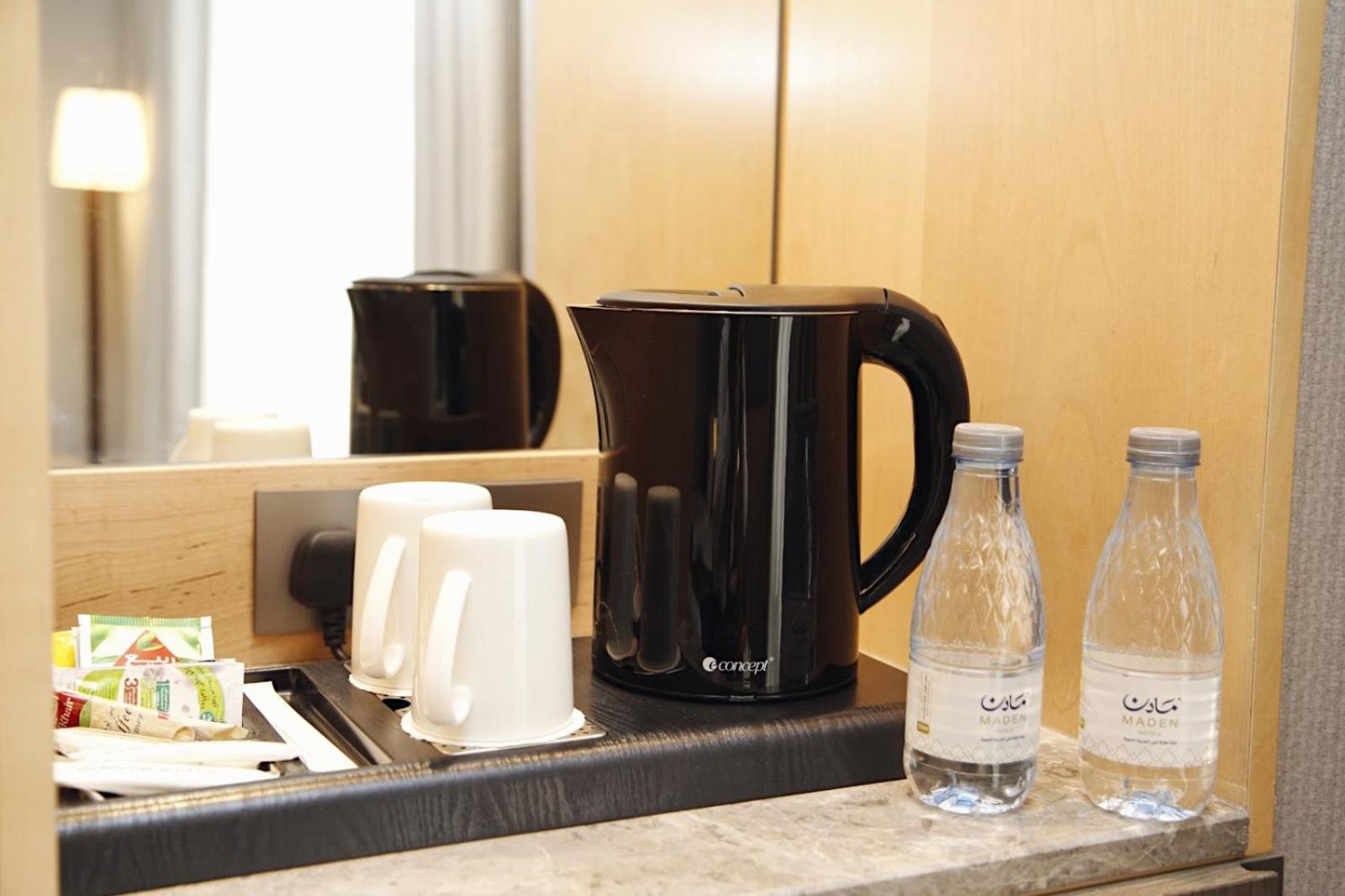 Maden Alrawda Hotel Medina Buitenkant foto A kettle in a hotel room
