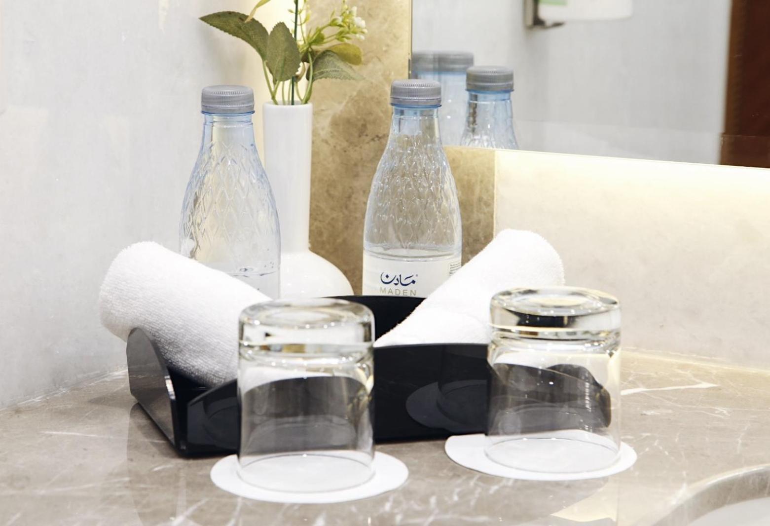 Maden Alrawda Hotel Medina Buitenkant foto Bottled water in a hotel room
