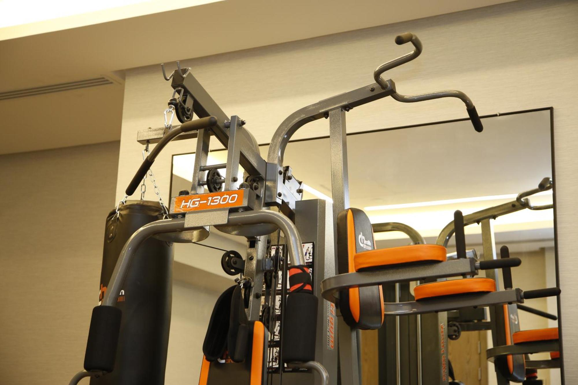 Maden Alrawda Hotel Medina Buitenkant foto A chin-up bar