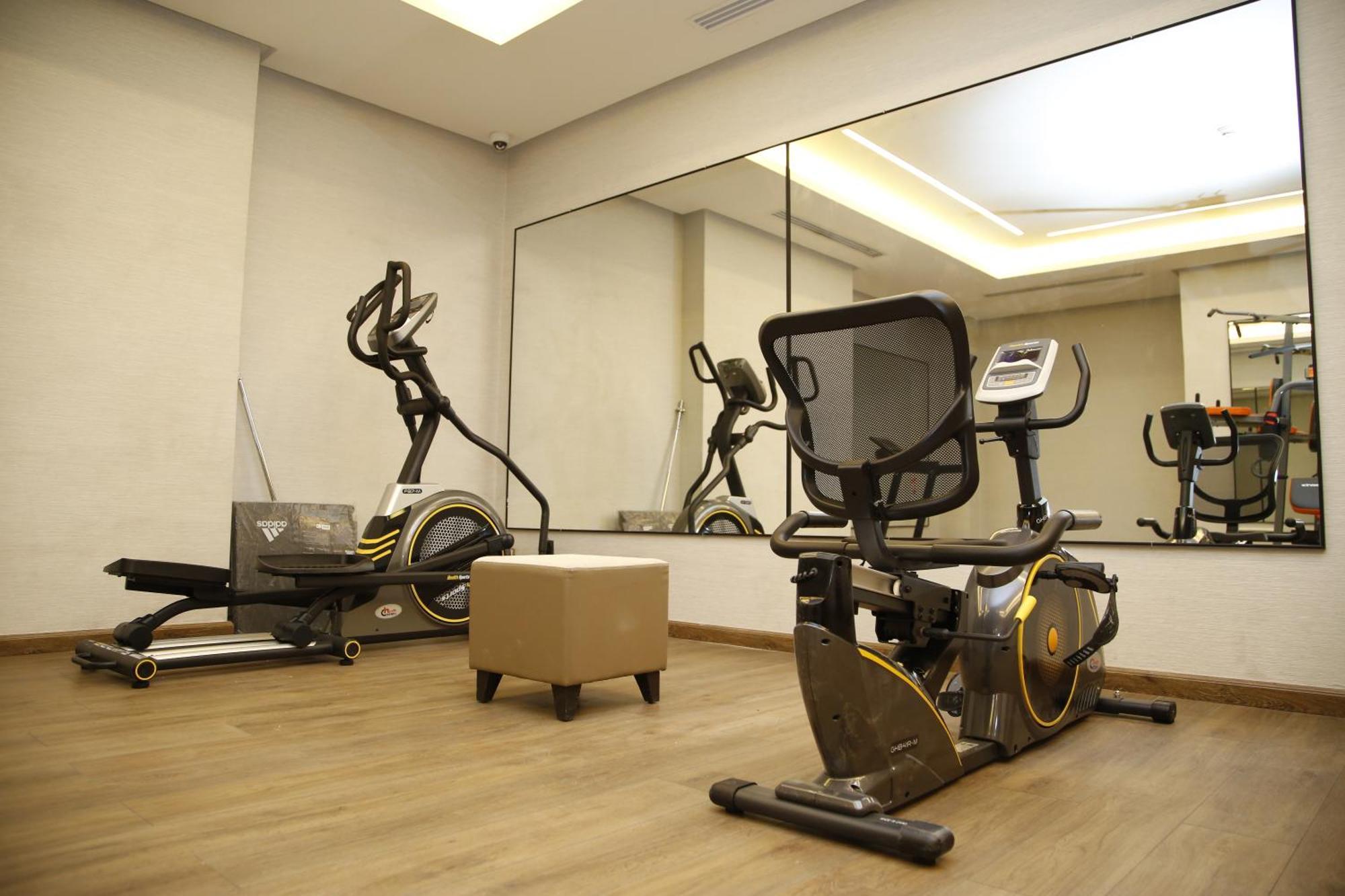 Maden Alrawda Hotel Medina Buitenkant foto A gym at a hotel