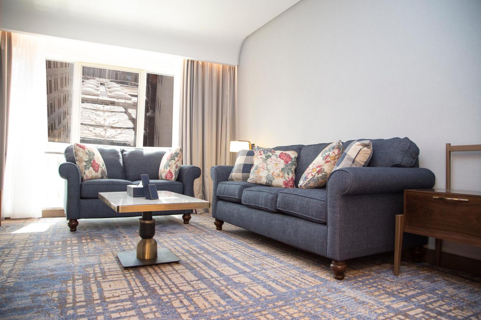 Maden Alrawda Hotel Medina Buitenkant foto A living room in a suite at the hotel