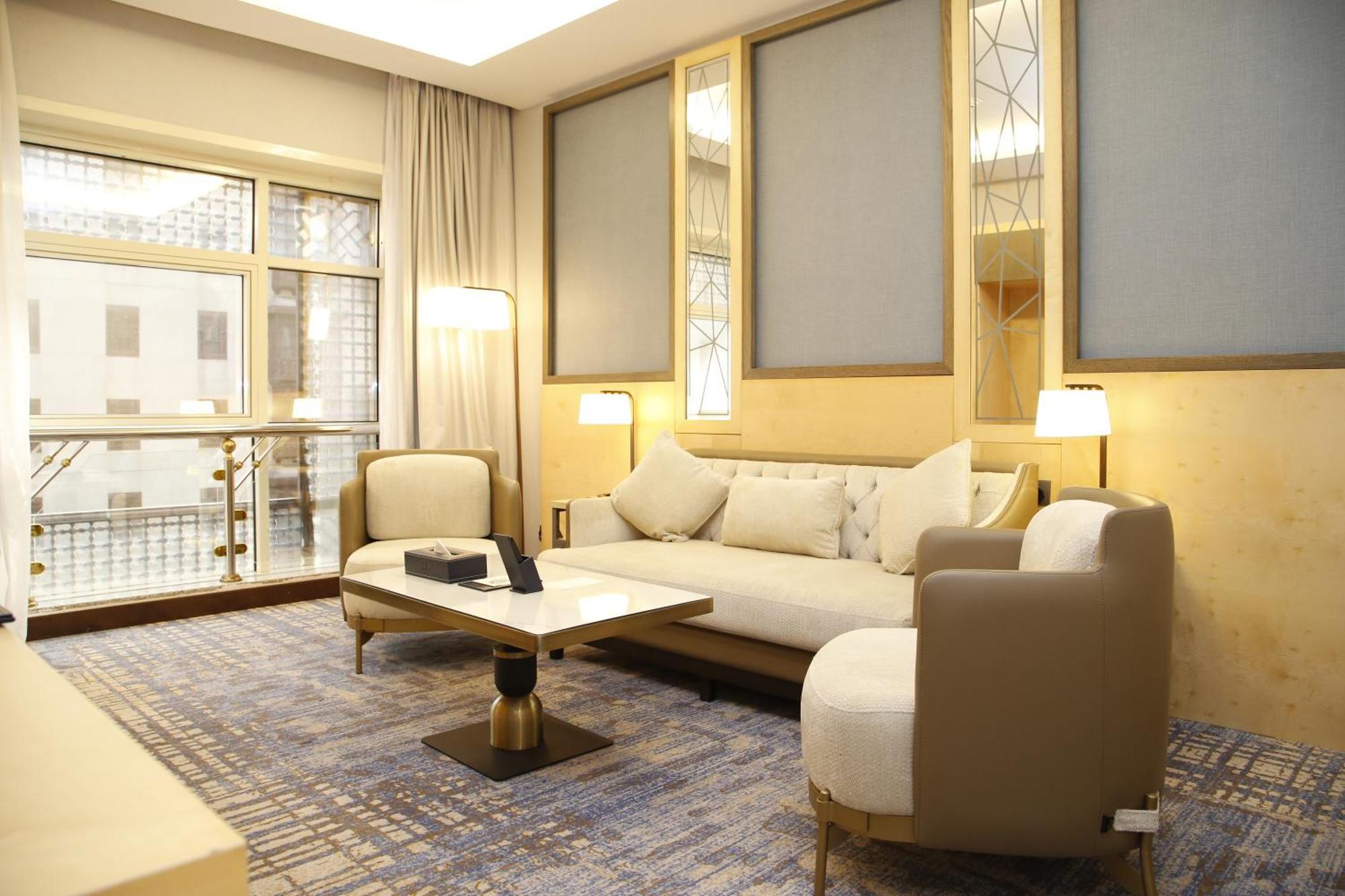 Maden Alrawda Hotel Medina Buitenkant foto A living room in a suite at the Ritz-Carlton, DIFC