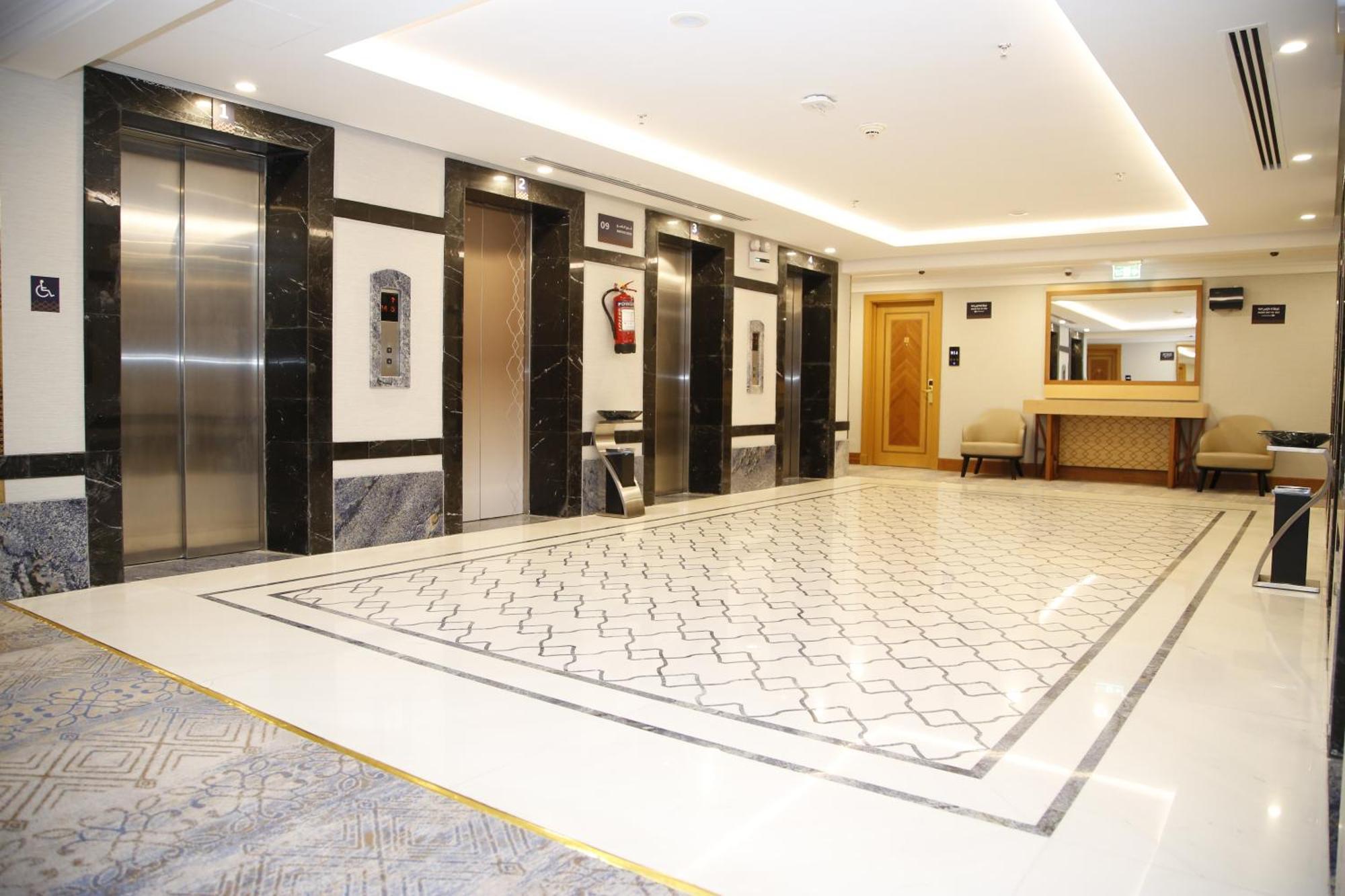 Maden Alrawda Hotel Medina Buitenkant foto The lobby of the hotel